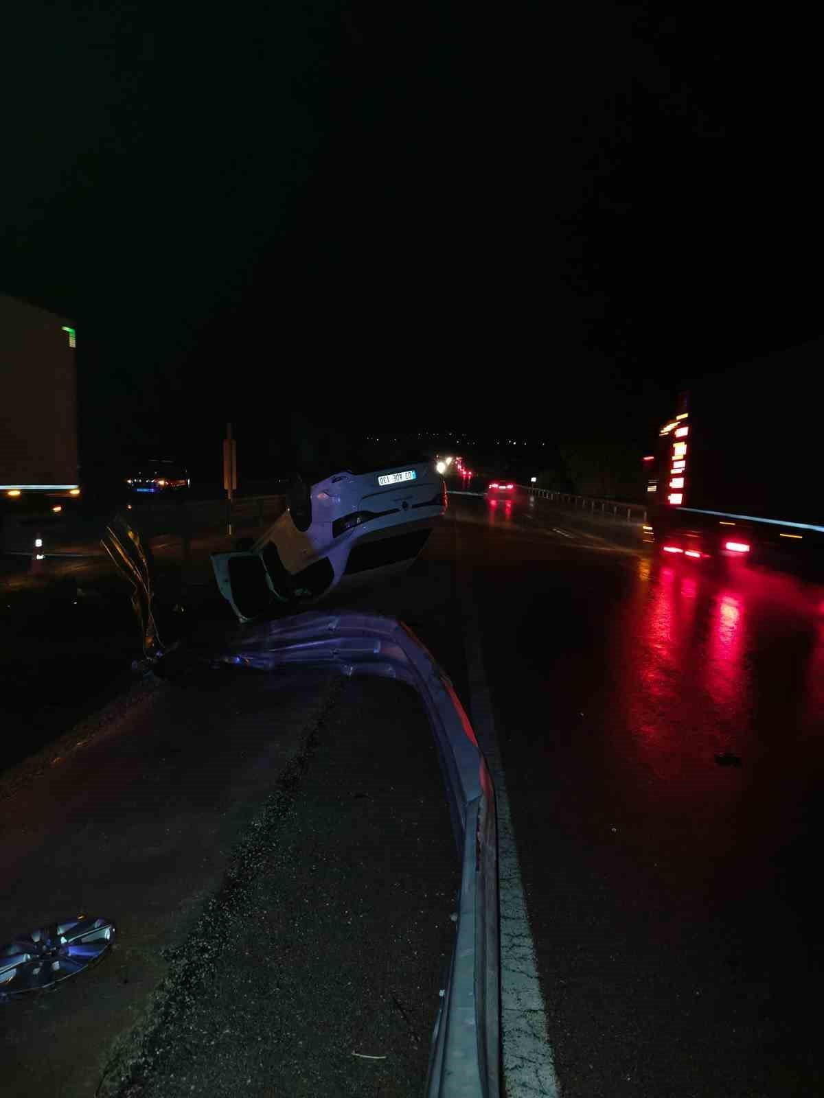 AFYONKARAHİSAR’DA MEYDANA GELEN TRAFİK KAZASINDA KONTROLDEN ÇIKARAK TAKLA ATAN OTOMOBİLDE 3 KİŞİ...