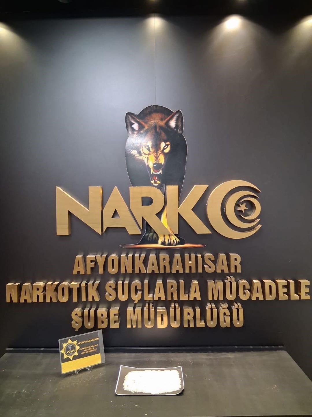 AFYONKARAHİSAR’DA POLİS TARAFINDAN DURDURULAN OTOMOBİLDE UYUŞTURUCU İLE YAKALANAN BİR KİŞİ...
