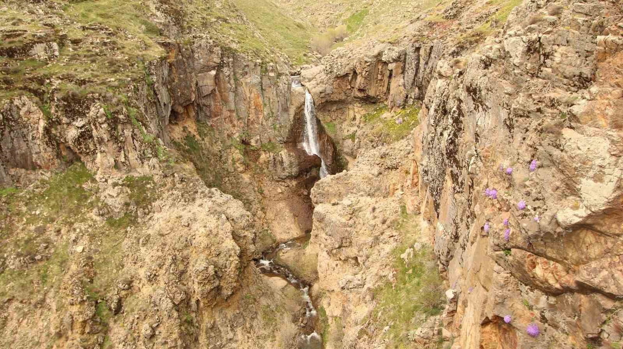 AFYONKARAHİSAR’DA SON AYLARDA YAĞIŞLARIN ARTMASIYLA BİRLİKTE BÖLGEDEKİ ÇAY VE DERELERDE SU...