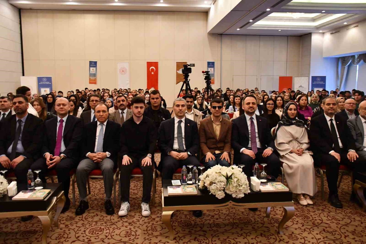 AFYONKARAHİSAR’DA ÜNİVERSİTE ÖĞRENCİLERİ YURTLARINDA KALAN ÖĞRENCİLERİN OKUMA, GÖNÜLLÜLÜK, SPOR VE...