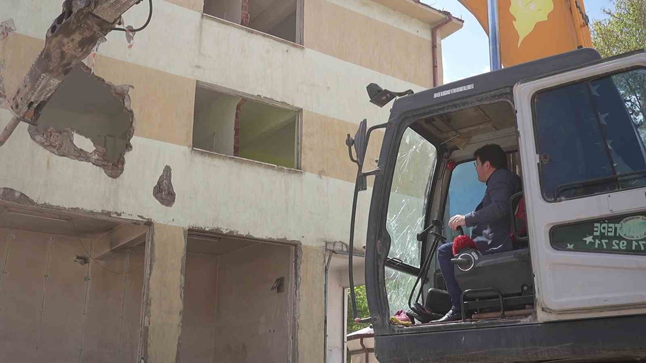 AFYONKARAHİSAR’IN BOLVADİN İLÇESİNDE KENTSEL DÖNÜŞÜM ÇERÇEVESİNDE YIKIM ÇALIŞMASI...