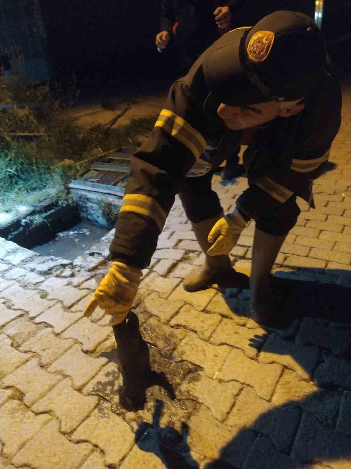AFYONKARAHİSAR’IN BOLVADİN İLÇESİNDE YAĞMUR MENFEZİNE DÜŞEN YAVRU KÖPEK İTFAİYE EKİPLERİNİN...