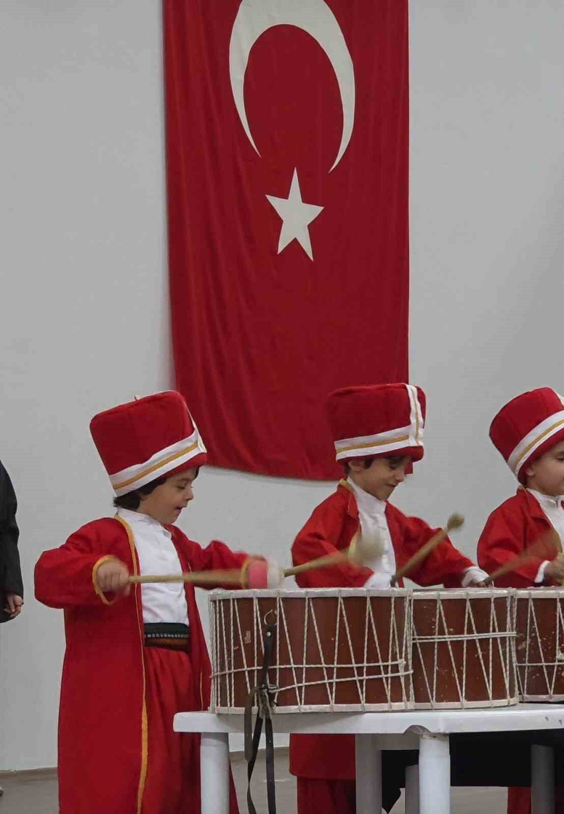 AFYONKARAHİSAR’IN BOLVADİN İLÇESİNDEKİ ANAOKULUNDA EĞİTİM GÖREN MİNİKLER MEHTERAN TAKIMI KURUP...