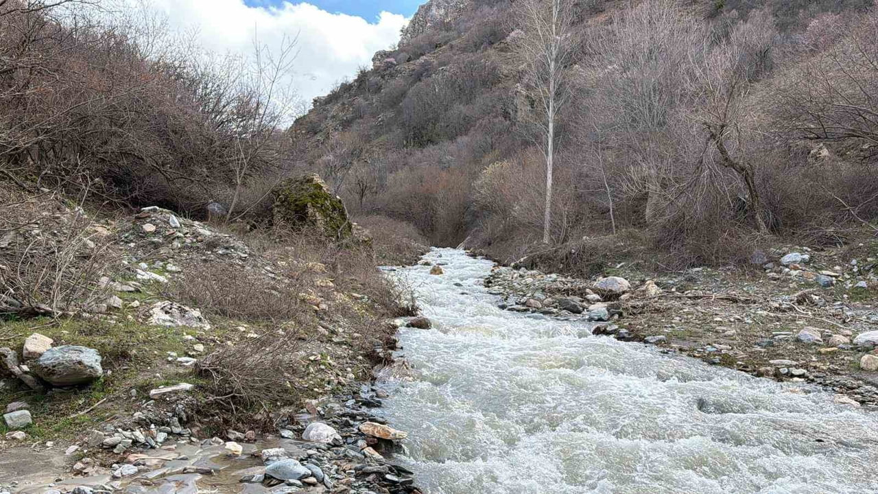AFYONKARAHİSAR’IN ÇAY İLÇESİNDE YAĞIŞLARIN ARTMASI VE KARLARIN ERİMESİYLE EBER DERESİ ADETA...