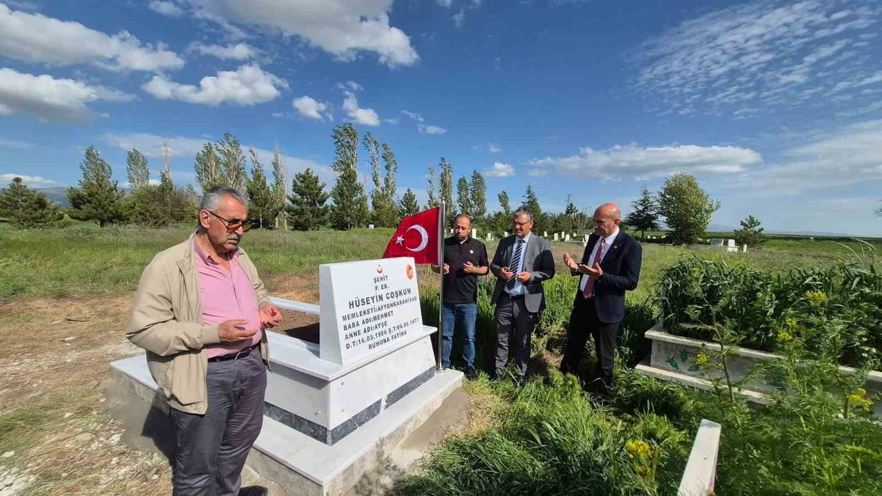 AFYONKARAHİSAR’IN SANDIKLI İLÇESİNE BAĞLI SUSUZ KÖYÜ’NDE BULUNAN ŞEHİT PİYADE ER HÜSEYİN COŞKUN’UN...