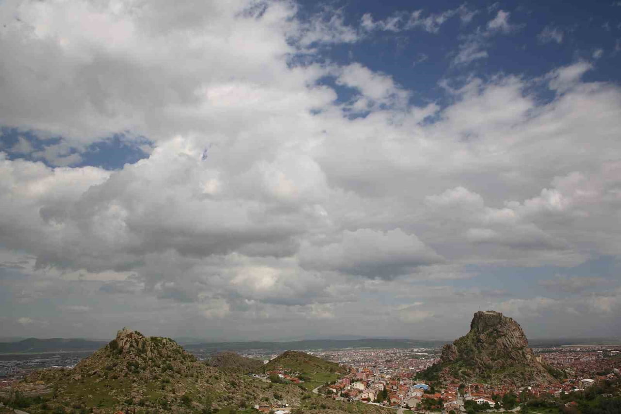 AFYONKARAHİSAR’IN SİMGELERİNDEN BİRİSİ OLAN TARİHİ KARAHİSAR KALESİ ÜZERİNDE BULUTLARIN HAREKET...