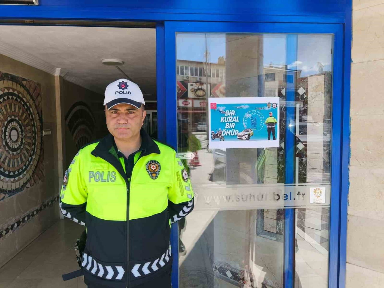 AFYONKARAHİSAR’IN ŞUHUT İLÇESİNDE TRAFİK GÜVENLİĞİNE DİKKAT ÇEKMEK AMACIYLA ‘BİR KURAL BİR ÖMÜR"...