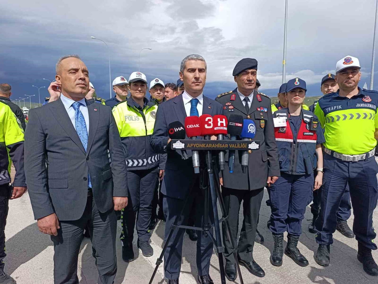 AFYONKARAHİSAR VALİSİ DR. NACİ AKTAŞ, BAYRAM TATİLİ BOYUNCA KENTTEN 5 MİLYONUN ÜZERİNDE ARAÇ...