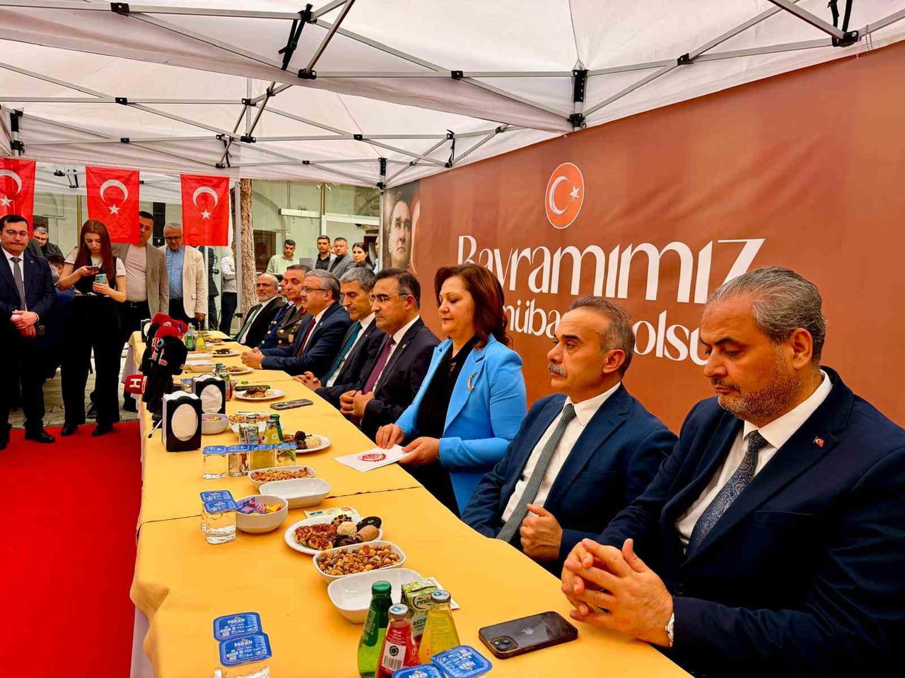 AFYONKARAHİSAR VALİSİ DR. NACİ AKTAŞ, HUZURLU BİR BAYRAM GEÇİRİLMESİ İÇİN KENTTE GEREKLİ BÜTÜN...