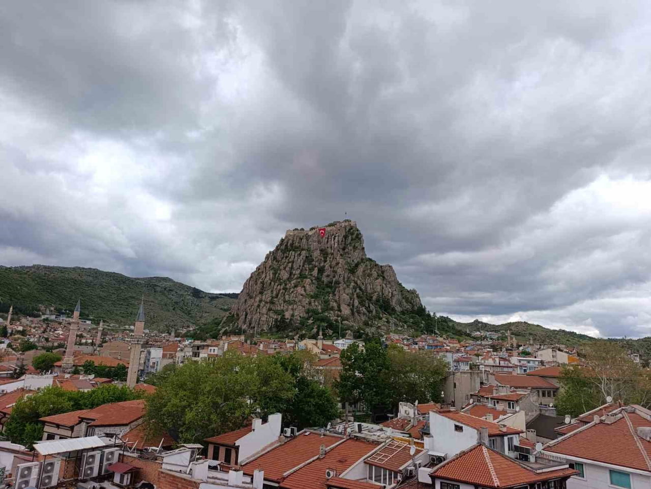 AFYONKARAHİSAR YENİ HAFTAYA SERİN VE KAPALI BİR HAVA İLE BAŞLARKEN, KENTTE HAFTA İÇİNDE...
