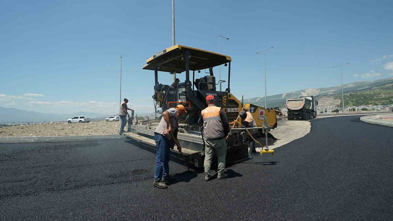 AHRAMANMARAŞ BÜYÜKŞEHİR BELEDİYESİ, ŞEHİR TARİHİNİN EN BÜYÜK ASFALT SEFERBERLİĞİNE BAŞLADI....