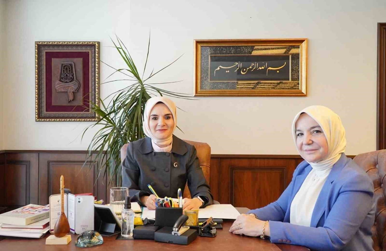 AİLE VE SOSYAL HİZMETLER BAKANI MAHİNUR ÖZDEMİR GÖKTAŞ, DARÜLACEZE BAŞKANI ESRA CECELİ İSLAM İLE...