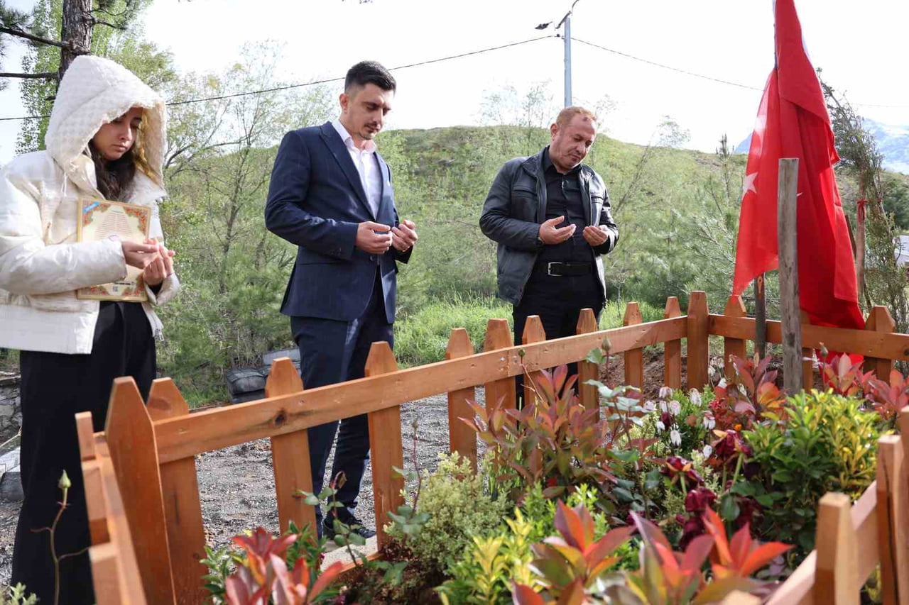 AİLESİ MATEMATİK ÖĞRETMENİ AYLA KARA’YI MEZARI BAŞINDA ANDI
