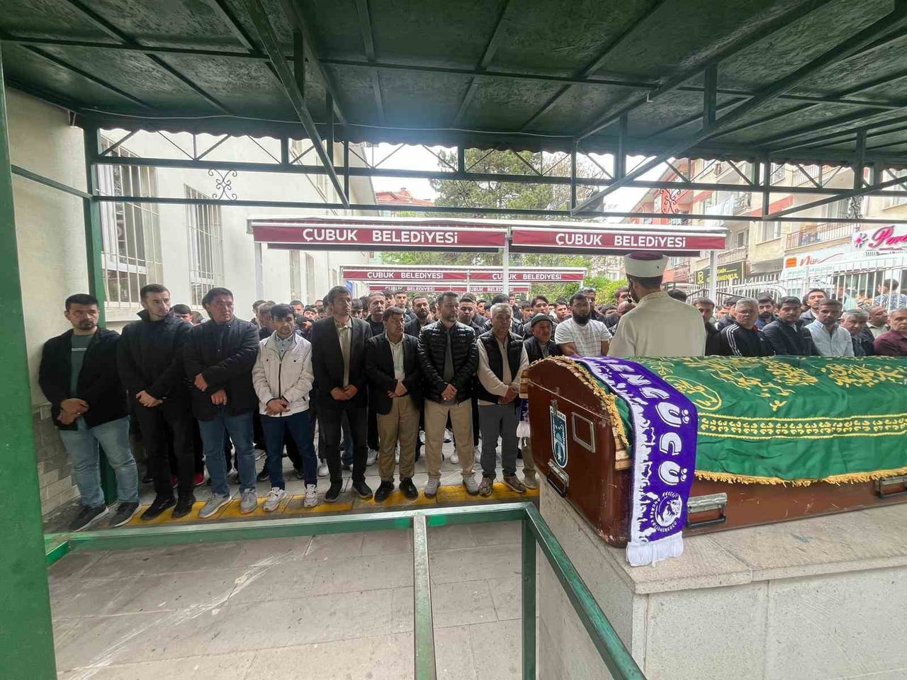 AİLESİ TARAFINDAN TESLİM ALINAN SULTANOĞLU’NUN CENAZESİ, ÇUBUK MERKEZ CAMİİ’NDE İKİNDİ NAMAZINI...