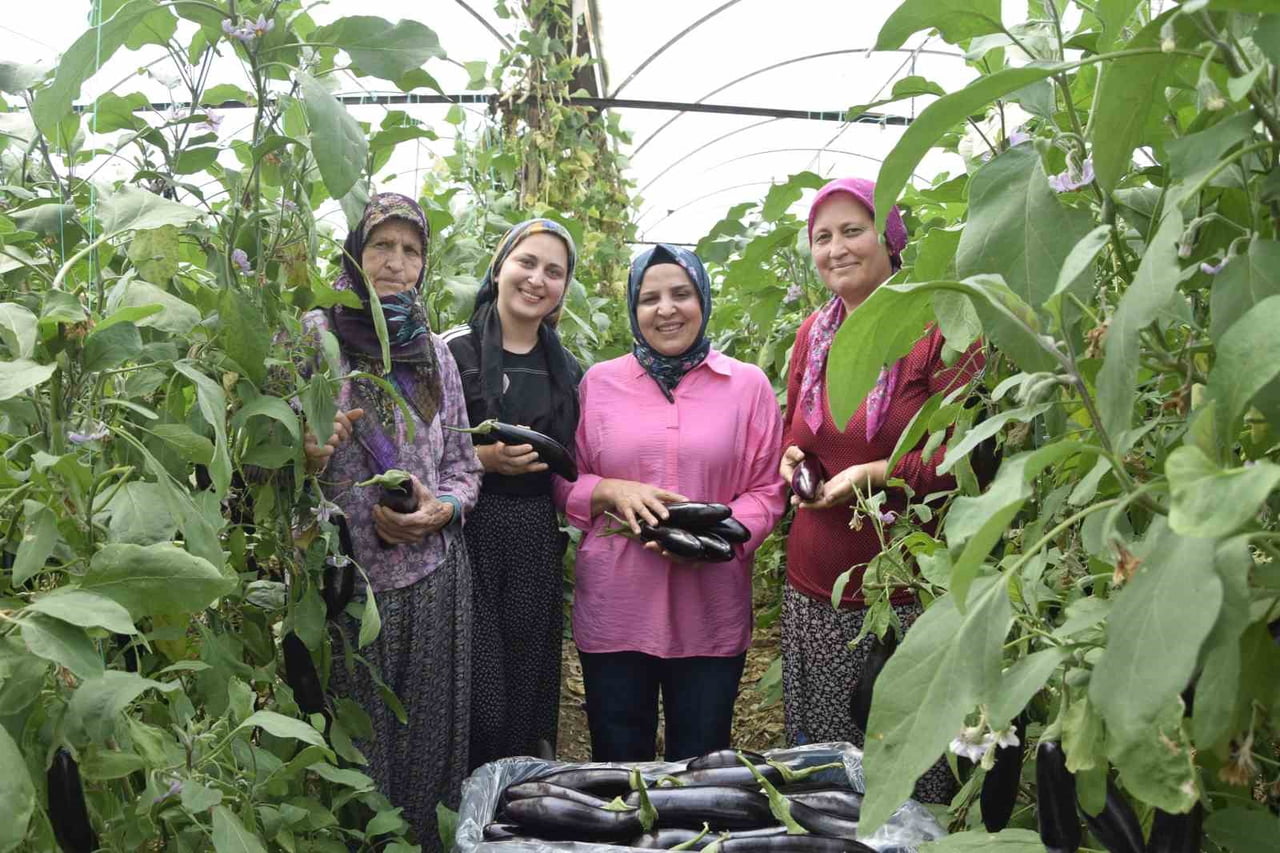 AİLEYİ ZİYARET EDEN İLÇE TARIM MÜDÜRÜ DİLEK BOĞATİMUR (ORTADA) ÜÇ KUŞAKTIR ÜRETİM YAPAN KADIN...