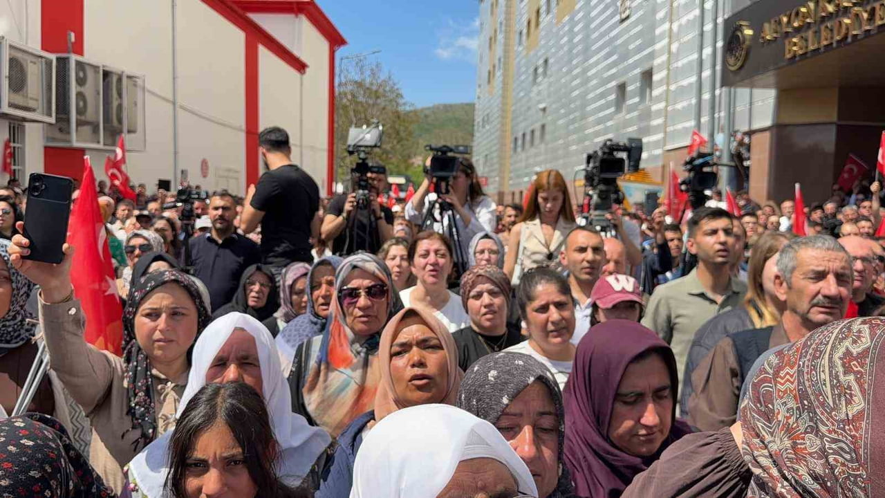 AK PARTİ'YE GEÇEN BAŞKAN KÖKSAL İÇİN VATANDAŞLAR TARAFINDAN KARŞILAMA TÖRENİ...