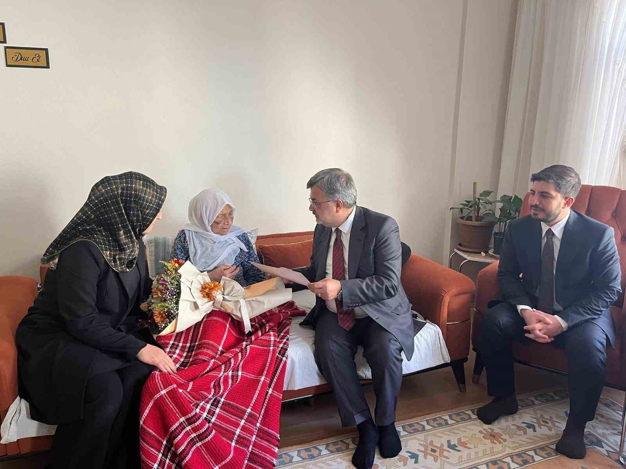 AK PARTİ ADIYAMAN İL BAŞKANLIĞI EN YAŞLI ÜYE İLE EN GENÇ ÜYEYE HANE ZİYARETİNDE BULUNARAK TEBRİK...