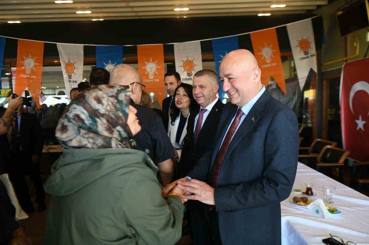 AK PARTİ ÇANAKKALE MİLLETVEKİLİ AYHAN GİDER, KONUŞMASININ ARDINDAN PARTİLİLER VE VATANDAŞLAR İLE...