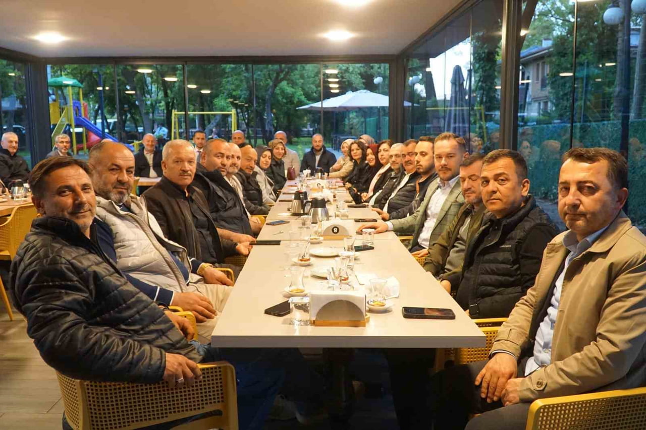 AK PARTİ DÜZCE İL BAŞKANI HASAN ŞENGÜLOĞLU BİR İLKE İMZA ATARAK YÖNETİM KURULU TOPLANTISINI...