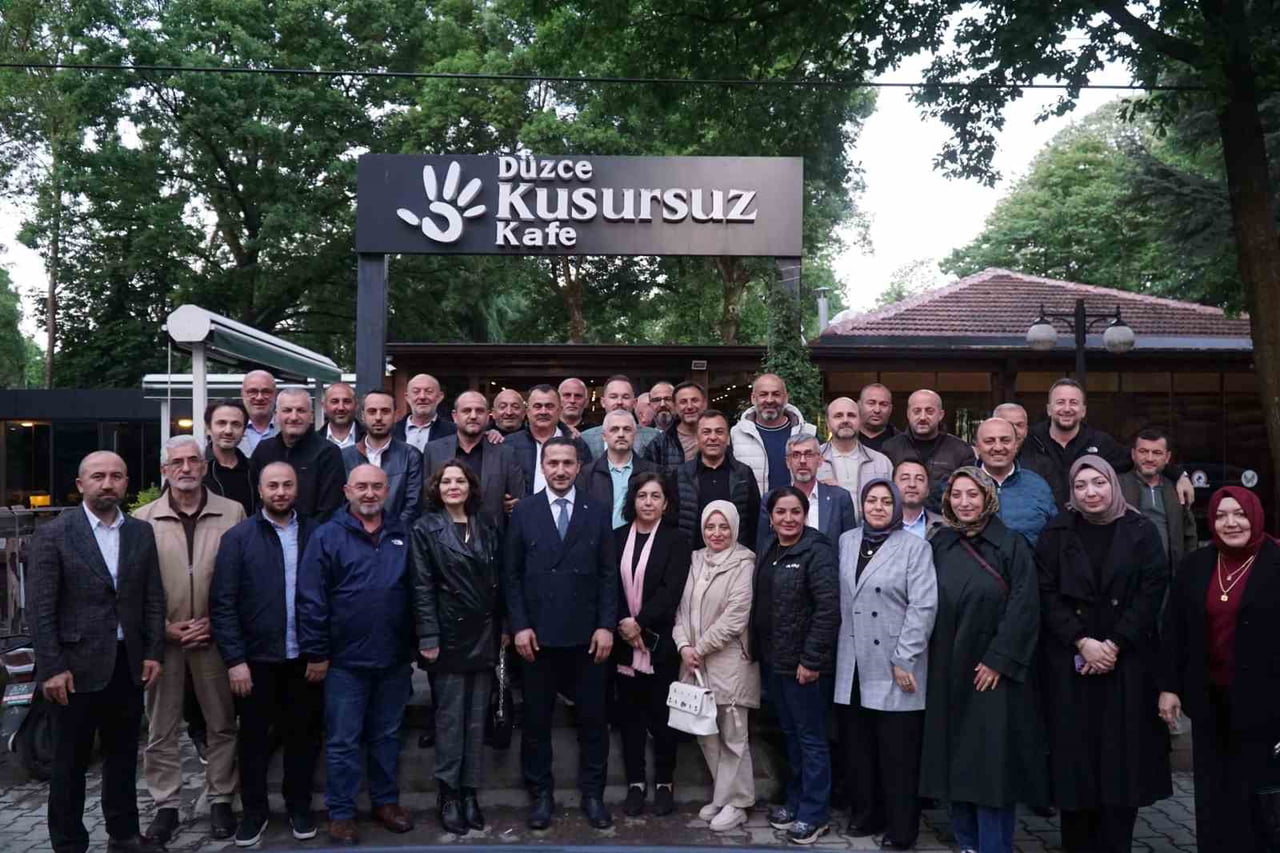 AK PARTİ DÜZCE İL BAŞKANI HASAN ŞENGÜLOĞLU BİR İLKE İMZA ATARAK YÖNETİM KURULU TOPLANTISINI...