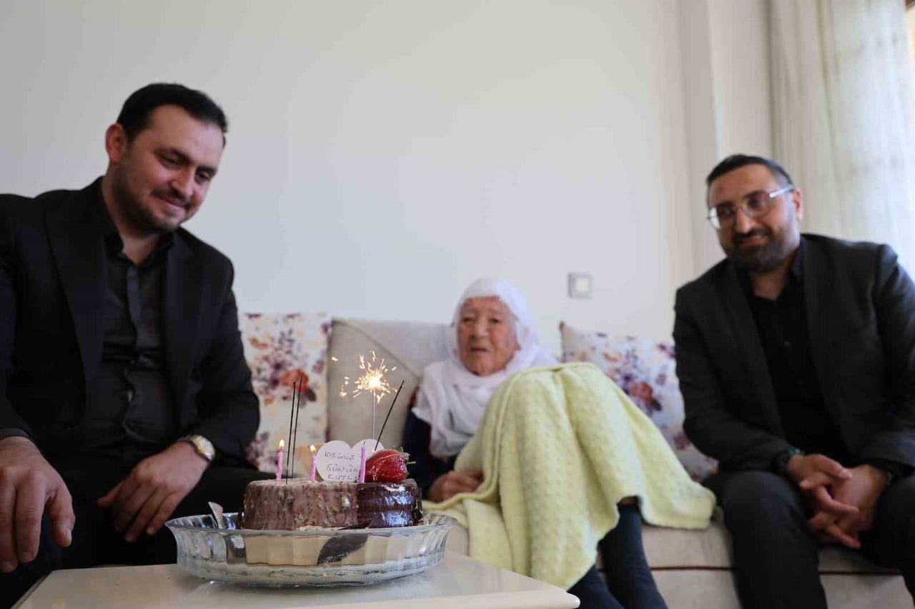 AK PARTİ ELAZIĞ İL BAŞKANI SENCER SELMANOĞLU (SOLDA) VE MAHALLE MUHTARI NECATİ KARATAŞ (SAĞDA)...