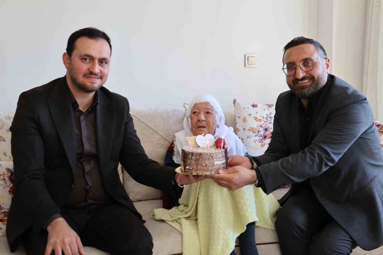 AK PARTİ ELAZIĞ İL BAŞKANI SENCER SELMANOĞLU (SOLDA) VE MAHALLE MUHTARI NECATİ KARATAŞ (SAĞDA)...