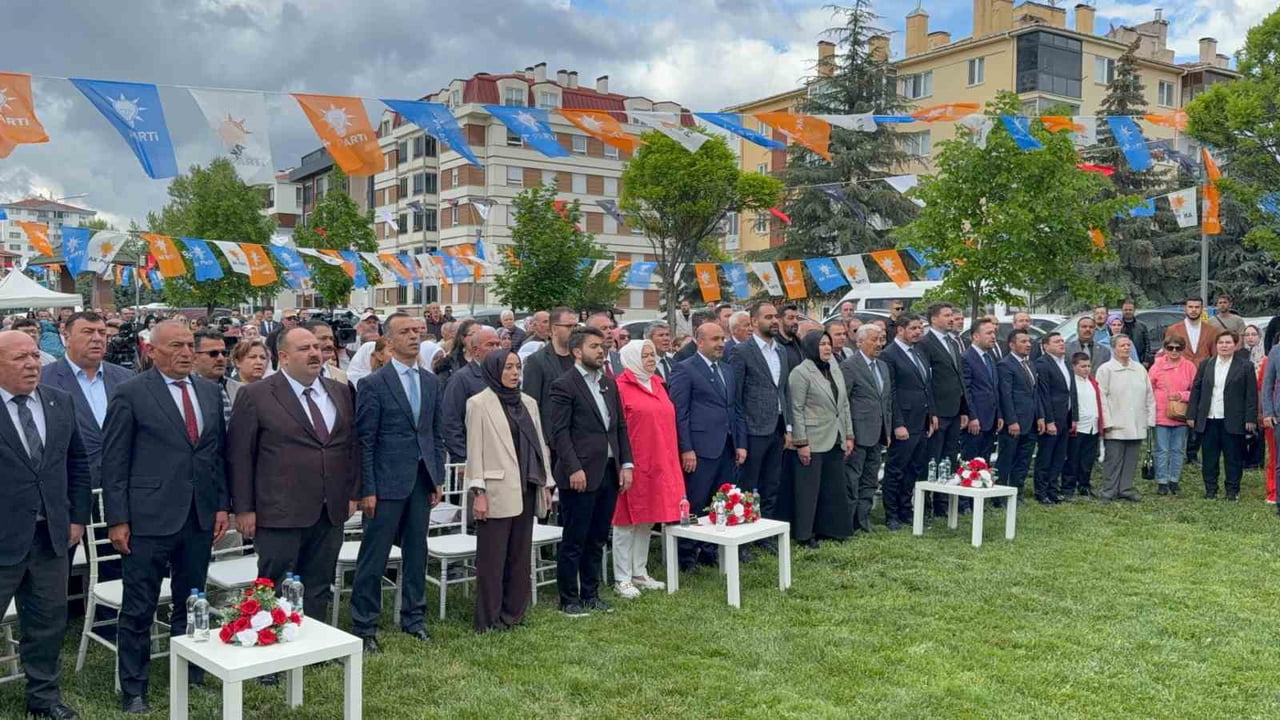 AK PARTİ ESKİŞEHİR BAYRAMLAŞMA PROGRAMINDA KONUŞAN AK PARTİ ESKİŞEHİR İL BAŞKANI GÜRHAN ALBAYRAK...