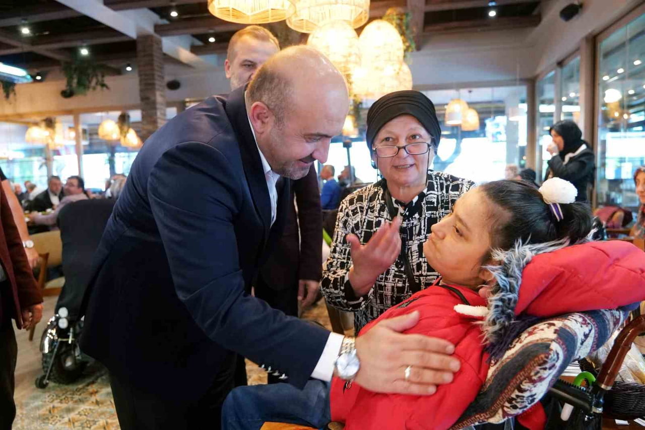 AK PARTİ ESKİŞEHİR İL BAŞKANI GÜRHAN ALBAYRAK, ENGELLİ BİREYLER İLE BİR ARAYA GELDİ.