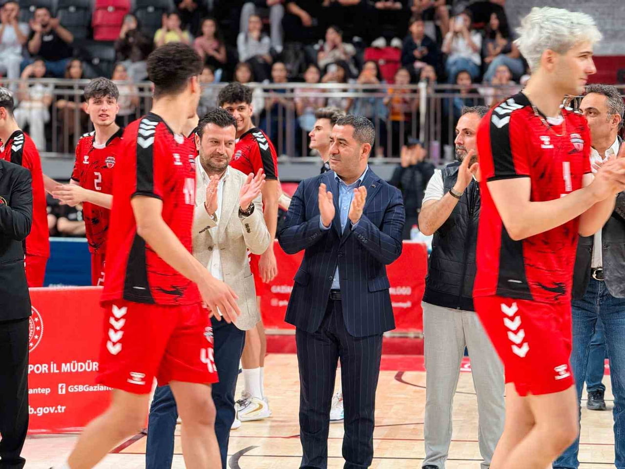 AK PARTİ GAZİANTEP MİLLETVEKİLİ BÜNYAMİN BOZGEYİK, GAZİANTEP’TE DÜZENLENEN 2026 VOLEYBOL GENÇ...