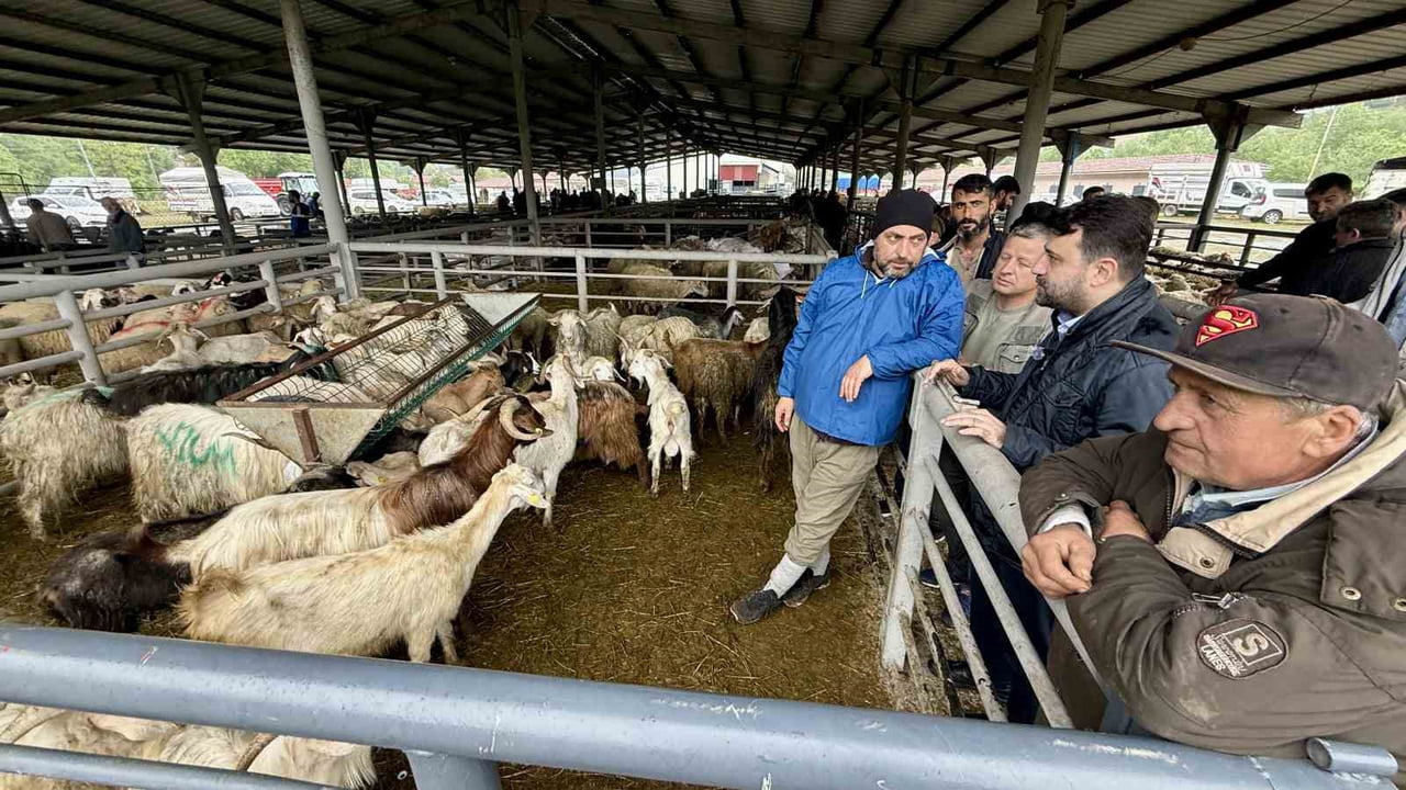 AK PARTİ GENEL SEKRETER YARDIMCISI VE KARABÜK MİLLETVEKİLİ CEM ŞAHİN İLE KARABÜK BELEDİYE BAŞKANI...