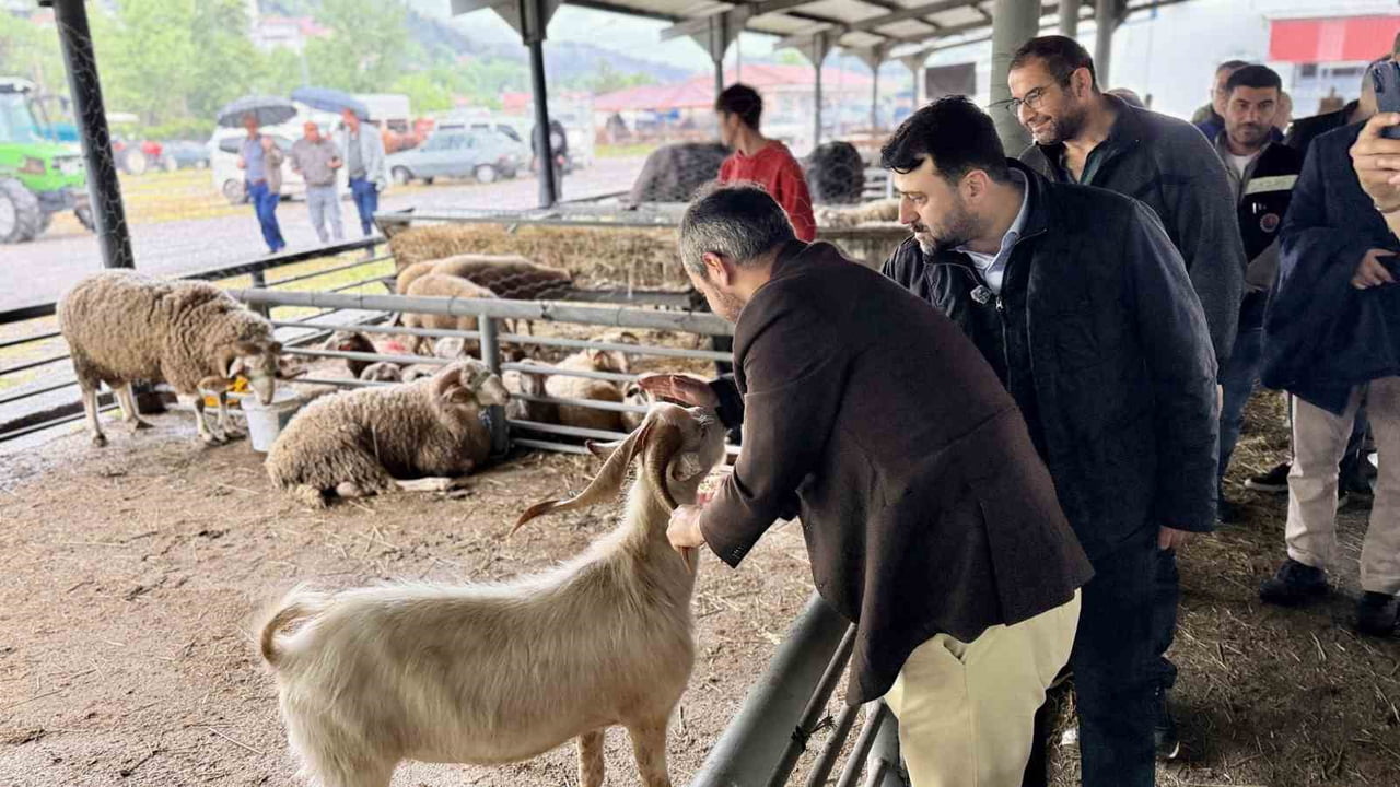 AK PARTİ GENEL SEKRETER YARDIMCISI VE KARABÜK MİLLETVEKİLİ CEM ŞAHİN İLE KARABÜK BELEDİYE BAŞKANI...