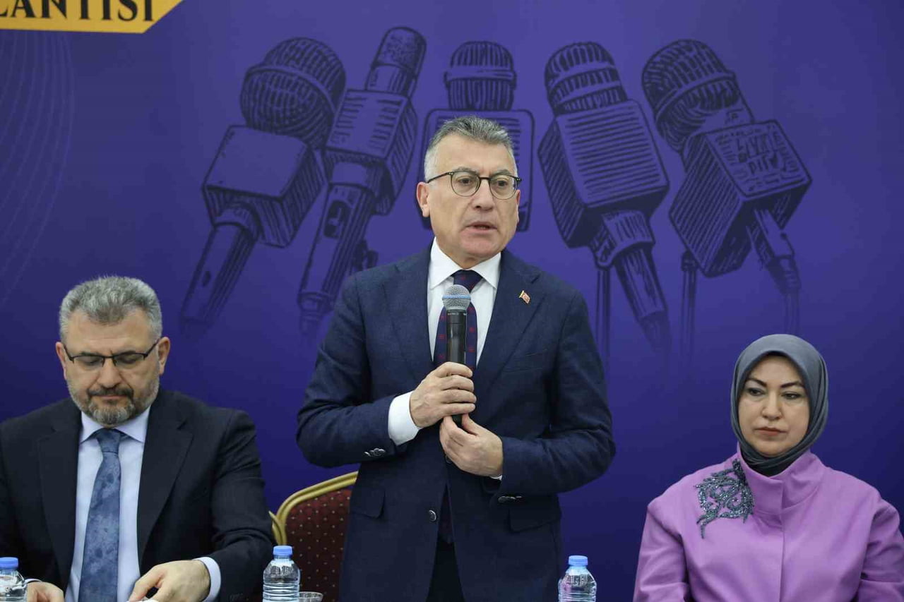 AK PARTİ GRUP BAŞKANI ABDULLAH GÜLER, SİVAS’TA YAPTIĞI AÇIKLAMADA, GÜNDEMLERİNDE AF OLMADIĞINI...