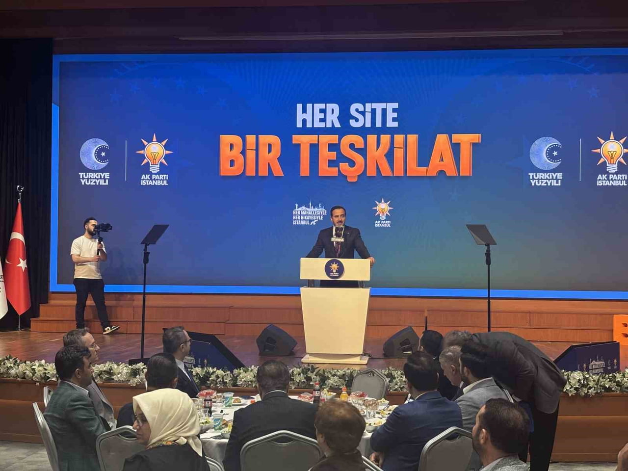 AK PARTİ İSTANBUL İL BAŞKANI ABDULLAH ÖZDEMİR, 'HER SİTE BİR TEŞKİLAT' PROGRAMINDA YENİ NESİL...