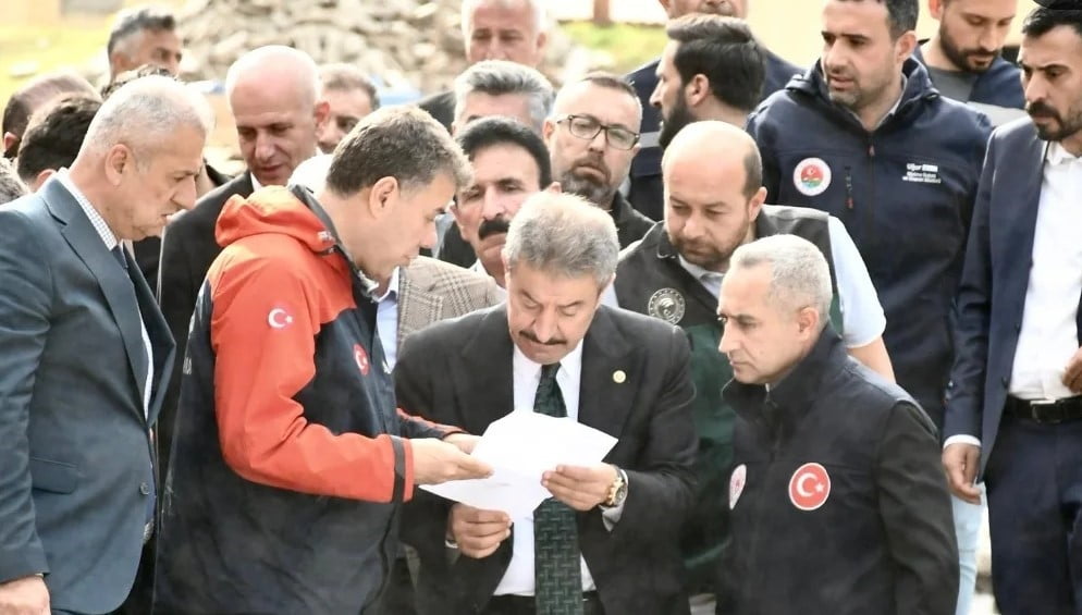 AK PARTİ ŞIRNAK MİLLETVEKİLİ ARSLAN TATAR, BERABERİNDEKİ HEYETLE BİRLİKTE SEL FELAKETİNİN AĞIR...