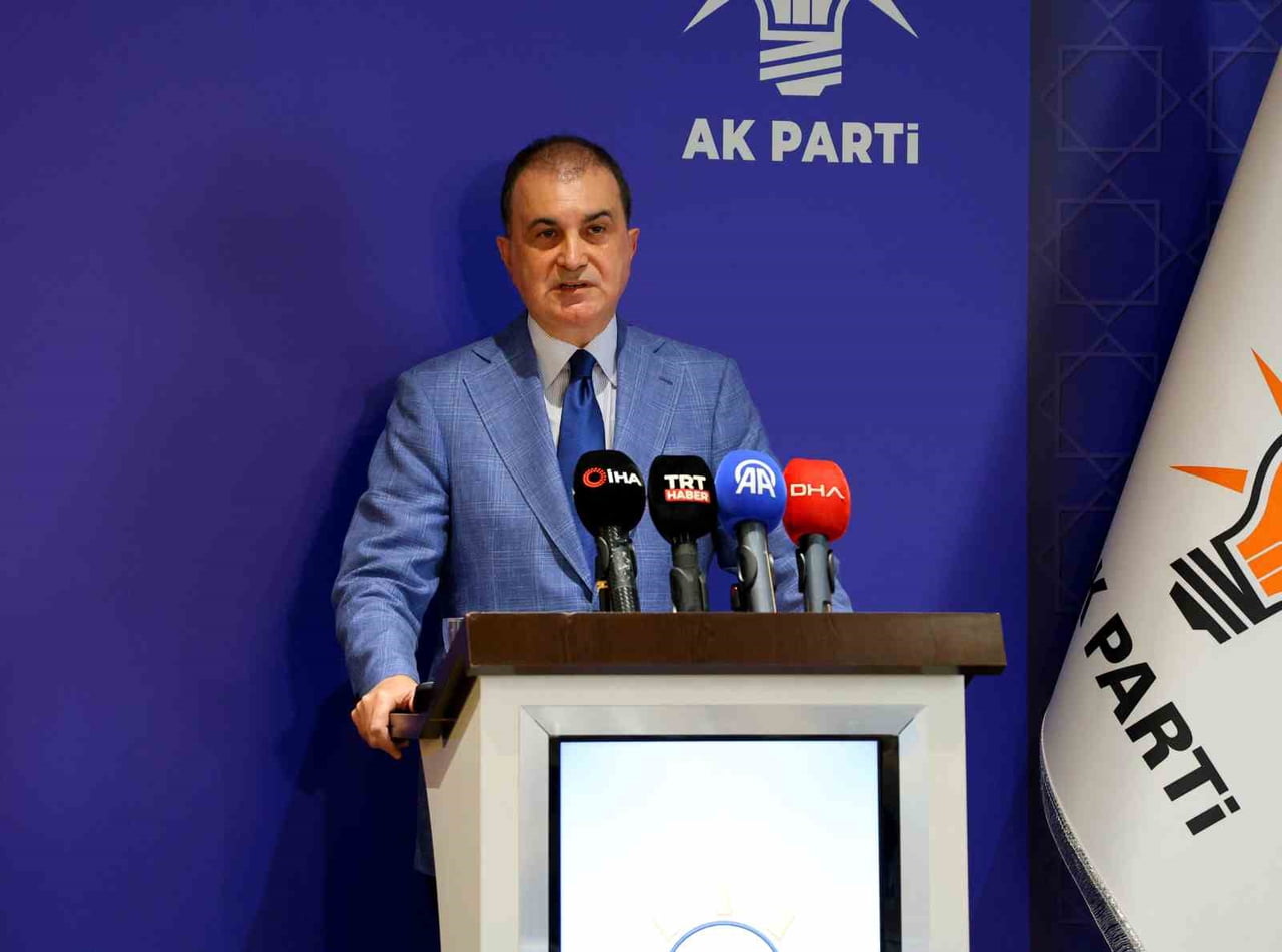 AK PARTİ SÖZCÜSÜ ÖMER ÇELİK, ÖZGÜR ÖZEL'E TEPKİ GÖSTEREREK, "SİYASİ YETERSİZLİKLERİNİ TÜRKİYE...