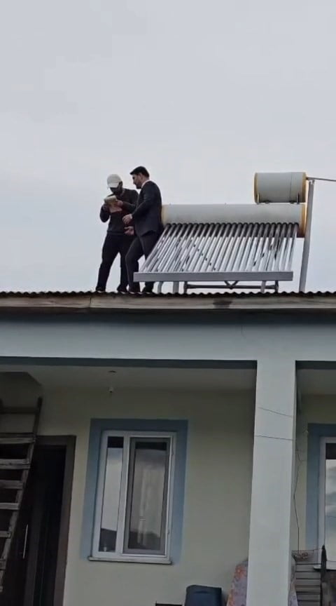 AK PARTİ TUNCELİ İL BAŞKANI HAKAN ÖZER, ÇATI ÜZERİNDE ÇALIŞAN İŞÇİ İLE SOHBET ETTİKTEN SONRA...
