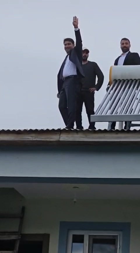 AK PARTİ TUNCELİ İL BAŞKANI HAKAN ÖZER, ÇATI ÜZERİNDE ÇALIŞAN İŞÇİ İLE SOHBET ETTİKTEN SONRA...