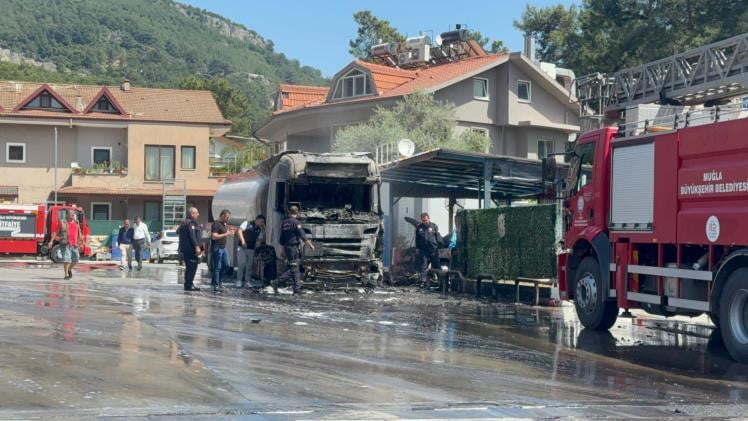 AKARYAKIT İSTASYONUNDA ALEV ALAN TIR KULLANILAMAZ HALE GELDİ