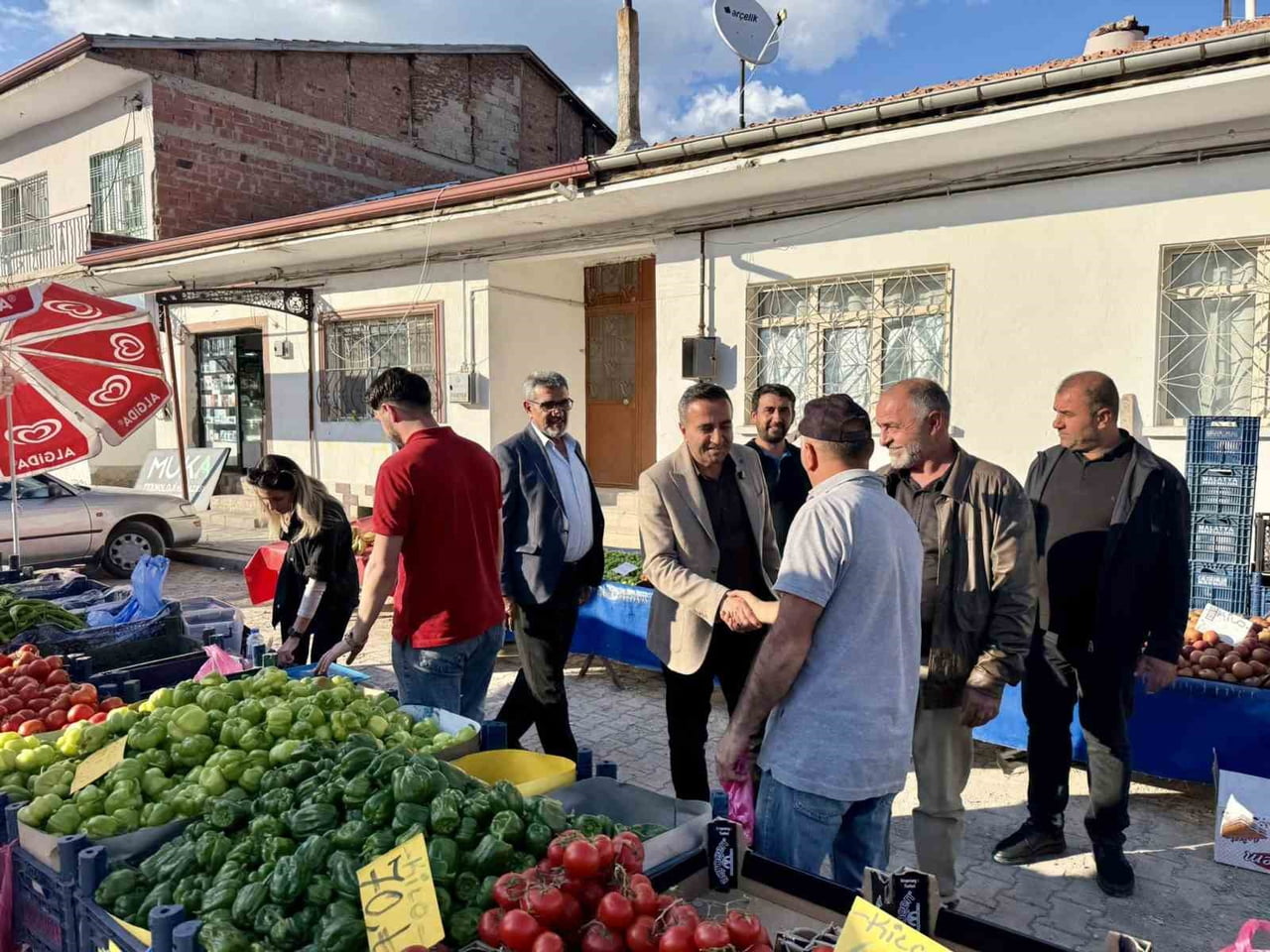 AKÇADAĞ BELEDİYE BAŞKANI HASAN ULUTAŞ, İLÇE MERKEZİNDEKİ ESNAFLARI ZİYARET EDEREK BAYRAMLARINI...