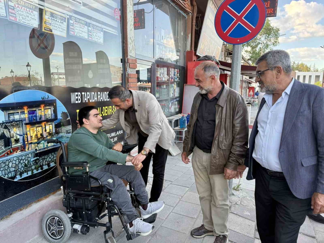 AKÇADAĞ BELEDİYE BAŞKANI HASAN ULUTAŞ, İLÇE MERKEZİNDEKİ ESNAFLARI ZİYARET EDEREK BAYRAMLARINI...
