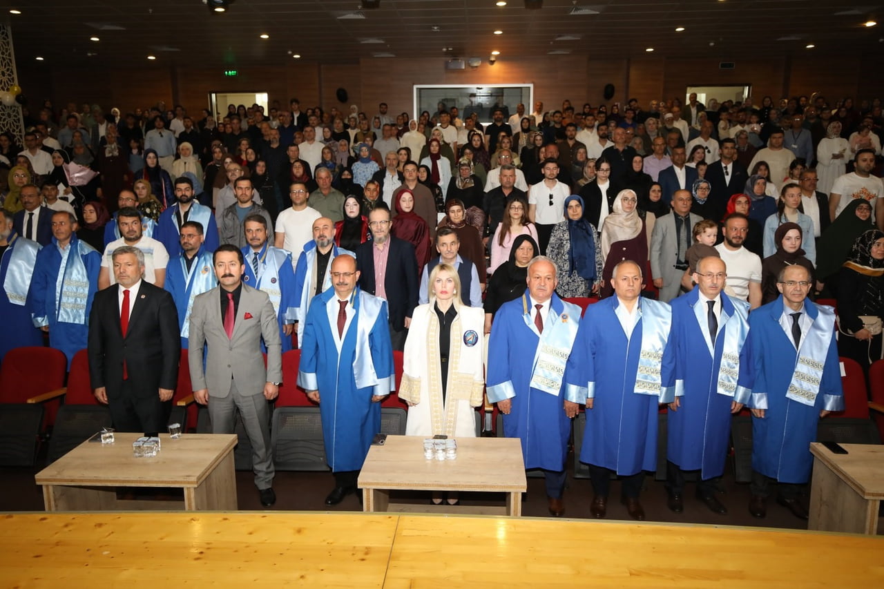 AKDENİZ ÜNİVERSİTESİ İLAHİYAT FAKÜLTESİ 2025-2026 EĞİTİM ÖĞRETİM YILI MEZUNİYET TÖRENİ, REKTÖR...