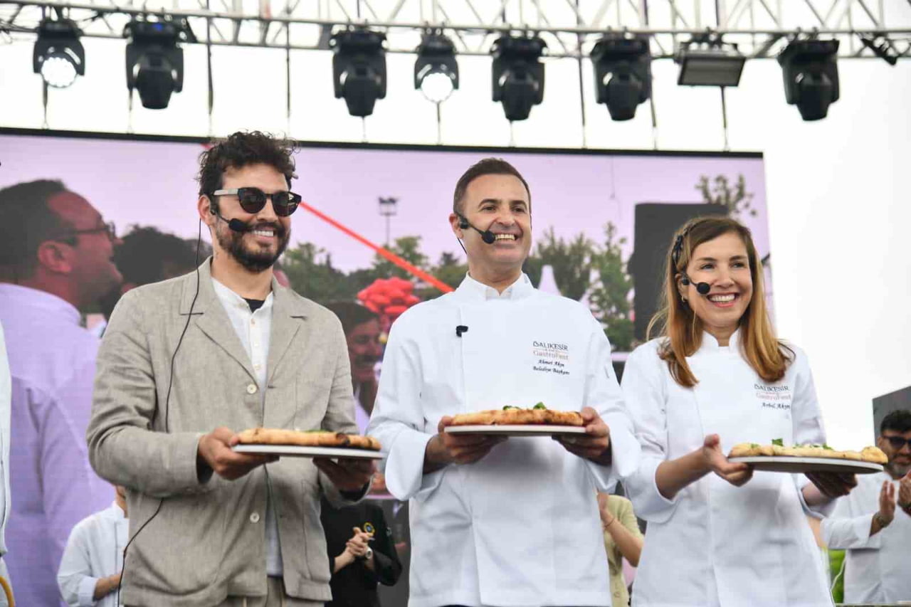 AKIN ÇİFTİ VE DANİLO ZANNA’DAN 'DÖRT PEYNİRLİ' PERFORMANS