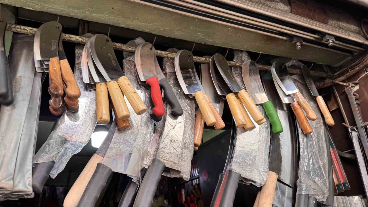 AKLAŞAN KURBAN BAYRAMI ÖNCESİNDE EL YAPIMI BIÇAKLAR TEZGAHLARDAKİ YERİNİ ALDI. GELENEKSEL EL...