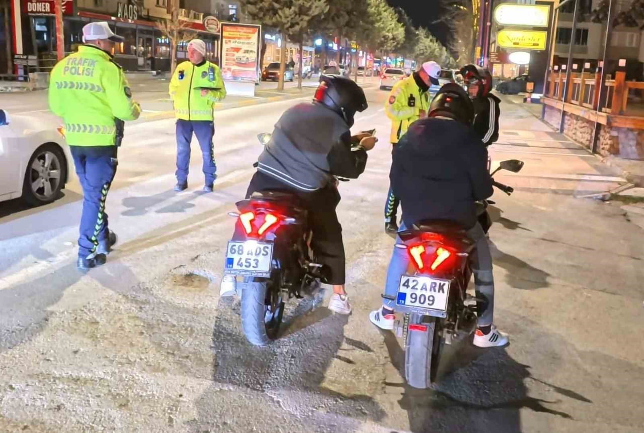 AKSARAY'DA HAVA SICAKLIKLARININ ARTMASIYLA TRAFİKTE YOĞUNLAŞAN MOTOSİKLETLERE YÖNELİK GENİŞ ÇAPLI...
