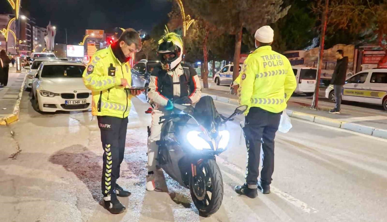 AKSARAY'DA HAVA SICAKLIKLARININ ARTMASIYLA TRAFİKTE YOĞUNLAŞAN MOTOSİKLETLERE YÖNELİK GENİŞ ÇAPLI...