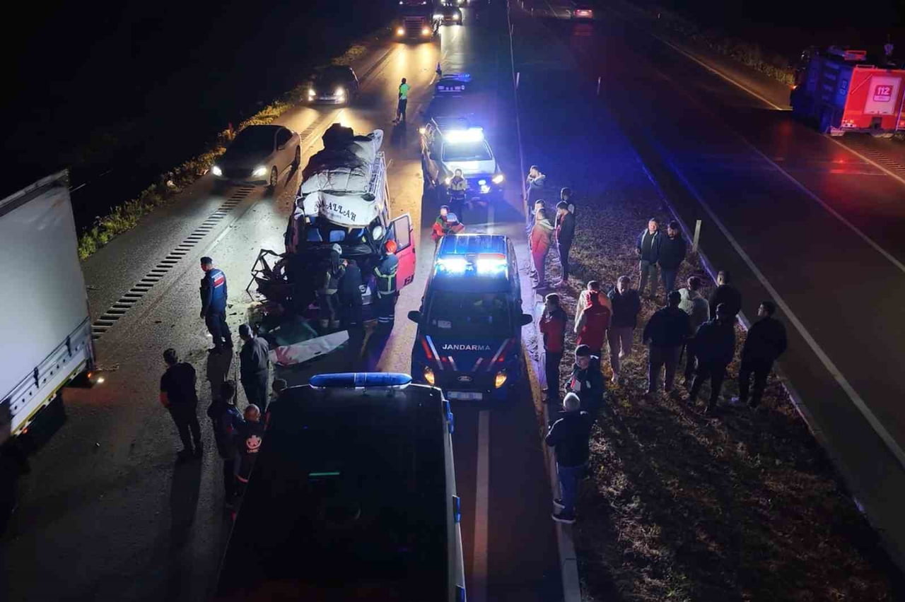 AKSARAY'DA TARIM İŞÇİLERİNİ TAŞIYAN MİNİBÜSÜN TIRA ARKADAN ÇARPMASI SONUCU MEYDANA GELEN TRAFİK...