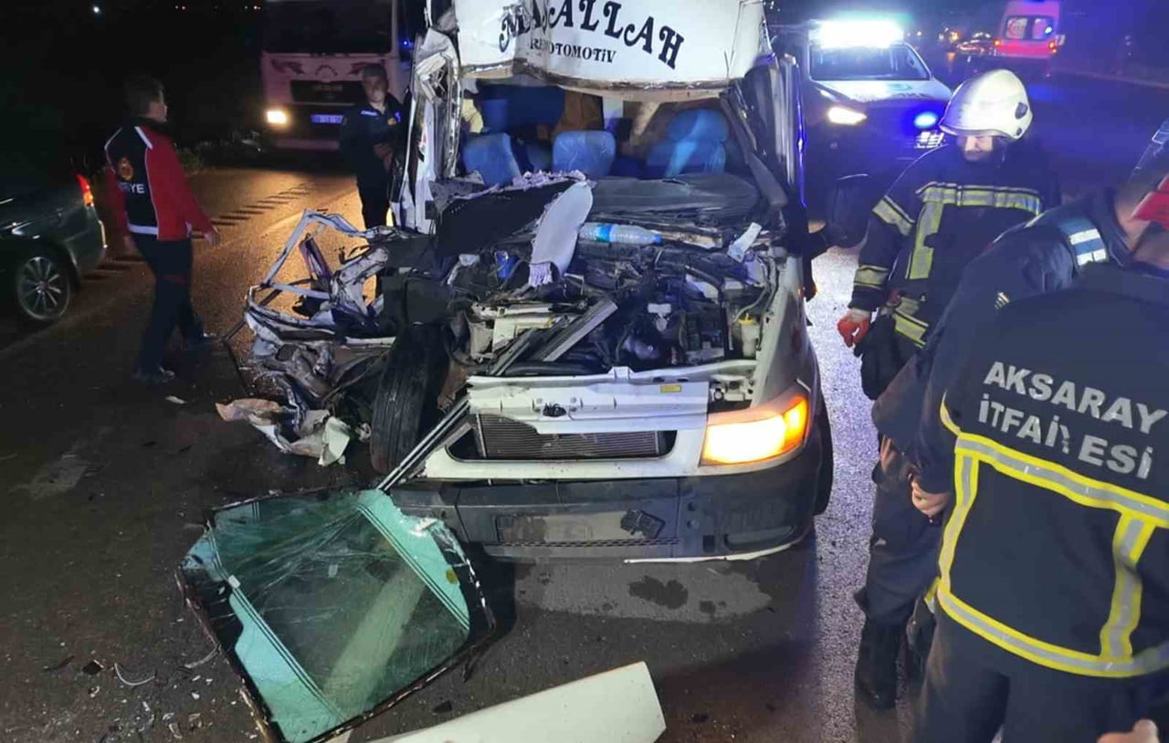 AKSARAY'DA TARIM İŞÇİLERİNİ TAŞIYAN MİNİBÜSÜN TIRA ARKADAN ÇARPMASI SONUCU MEYDANA GELEN TRAFİK...