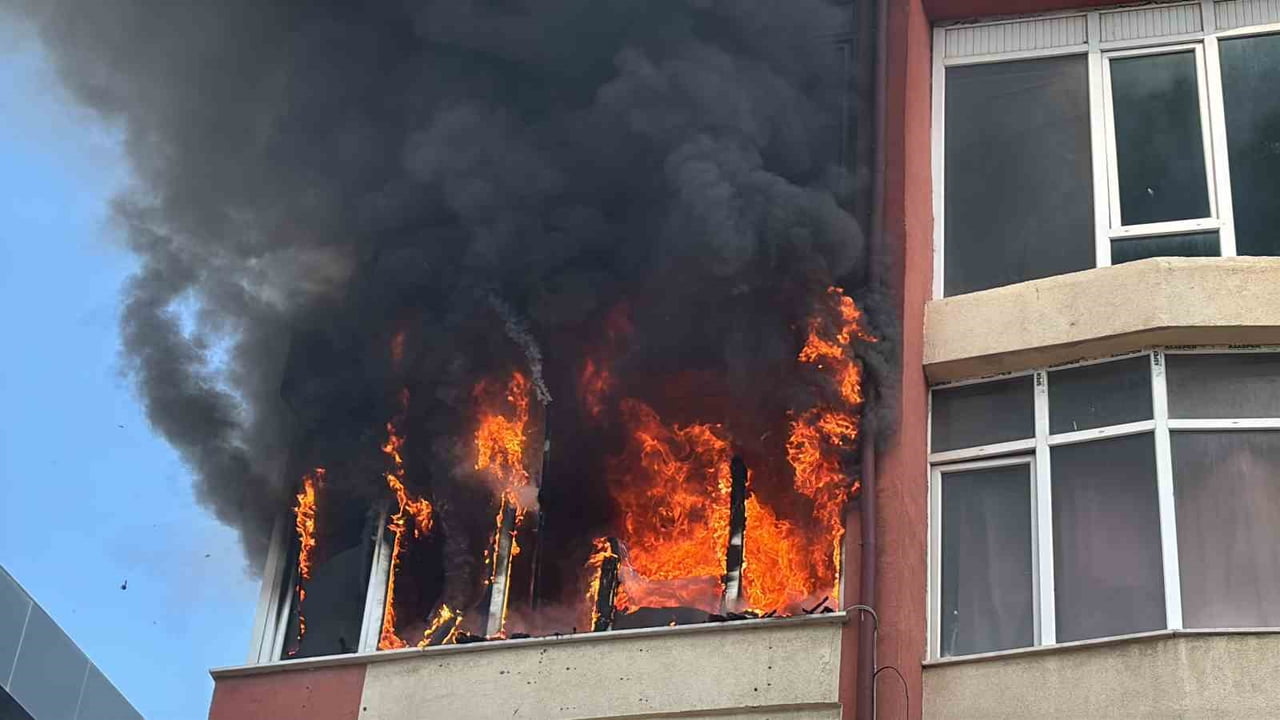AKSARAY’DA 4 KATLI BİNANIN 3. KATINDAKİ DAİREDE YANGIN ÇIKTI. KORKUTAN YANGINDA DAİRE ALEV ALEV...