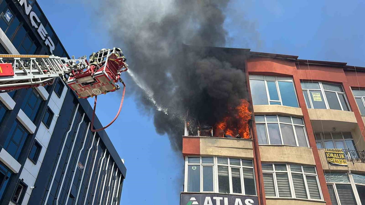 AKSARAY’DA 4 KATLI BİNANIN 3. KATINDAKİ DAİREDE YANGIN ÇIKTI. KORKUTAN YANGINDA DAİRE ALEV ALEV...