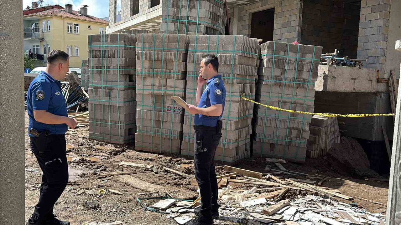AKSARAY’DA 4 KATLI İNŞAATIN 4. KATINDAN YANDAKİ APARTMAN DUVARININ KORKULUK DEMİRLERİ ÜZERİNE...
